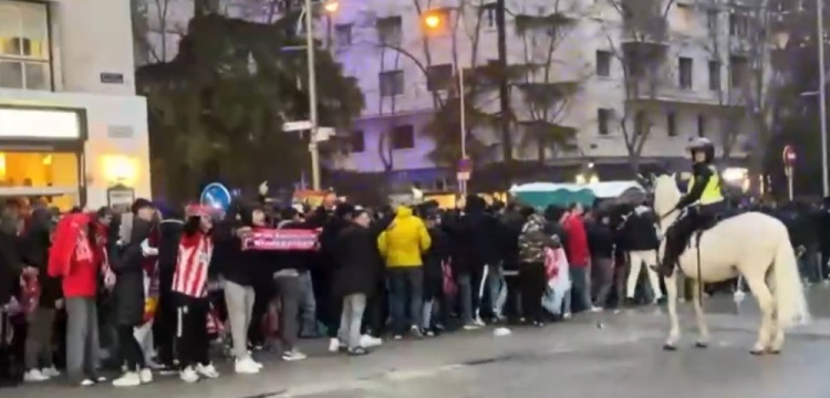 马竞球迷进入伯纳乌时向人群投掷杂物，导致安保对其进行脱鞋检查