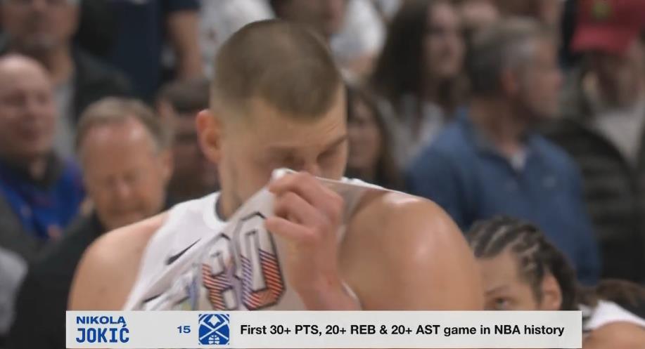 你贷款？转播方字幕：约基奇30+20+20！NBA历史首人！