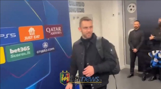 意媒：德弗里赛后表示膝盖不适，这让他能否出战亚特兰大成疑