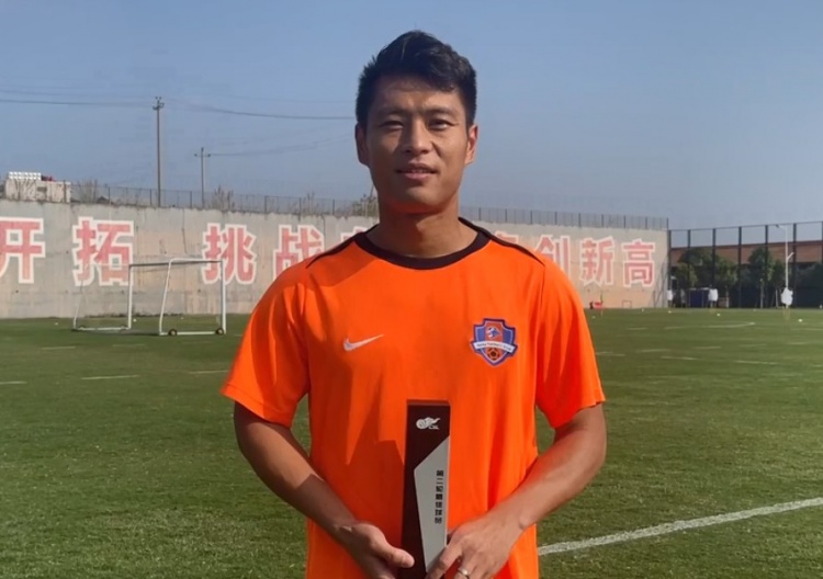 杨超声领取第二轮最佳球员奖杯：芭乐视频色版在线观看会继续加油，全力以赴