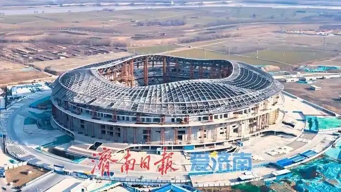 鲁媒：戴上1.6万吨“钢铁巨冠”，黄河体育中心球场完成屋盖施工
