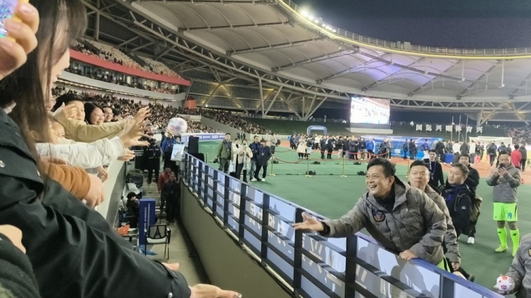 中国香港明星足球队40载巡回赛乐山站，1-2不敌海浪明星足球队