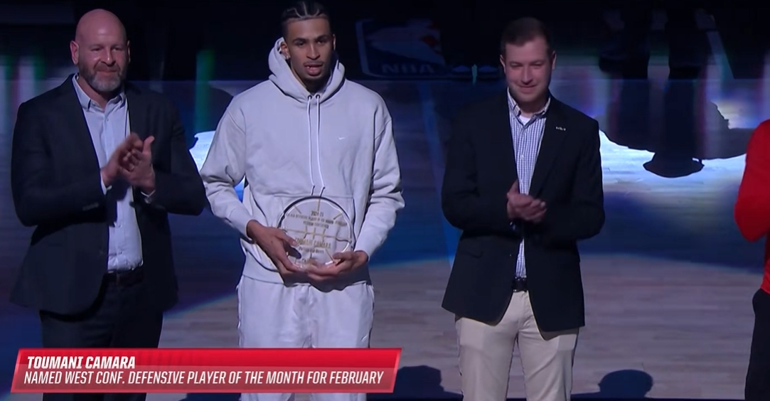 实至名归！NBA官方为卡马拉现场颁发2月西部最佳防守球员奖项