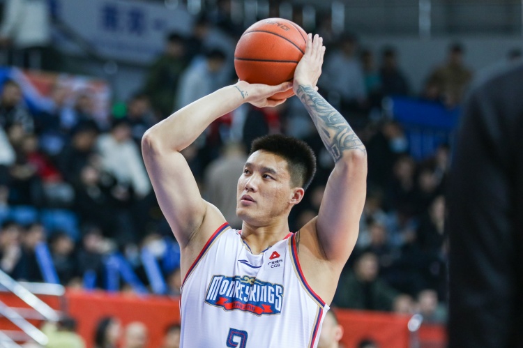 罚球需要练！曾繁日11中4拿到10分12板3帽&7前场板 罚球10中2